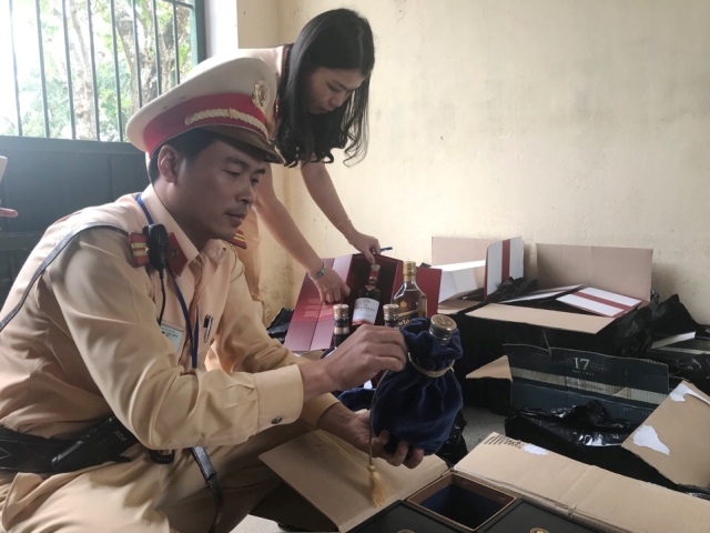 Thanh Hóa: Thu giữ 347 chai rượu ngoại không rõ nguồn gốc